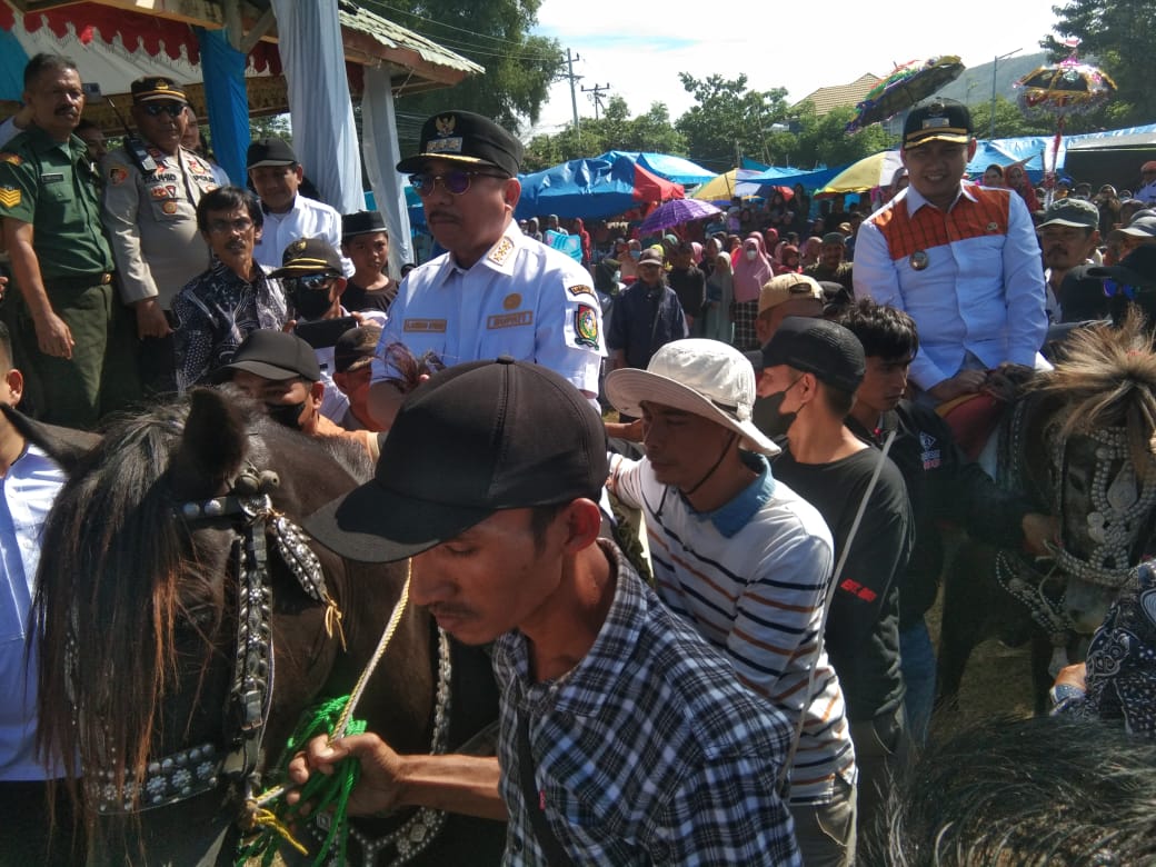 Bupati Majene Bersama Wakilnya Lepas Rombongan Messawe To Tammaq Secara